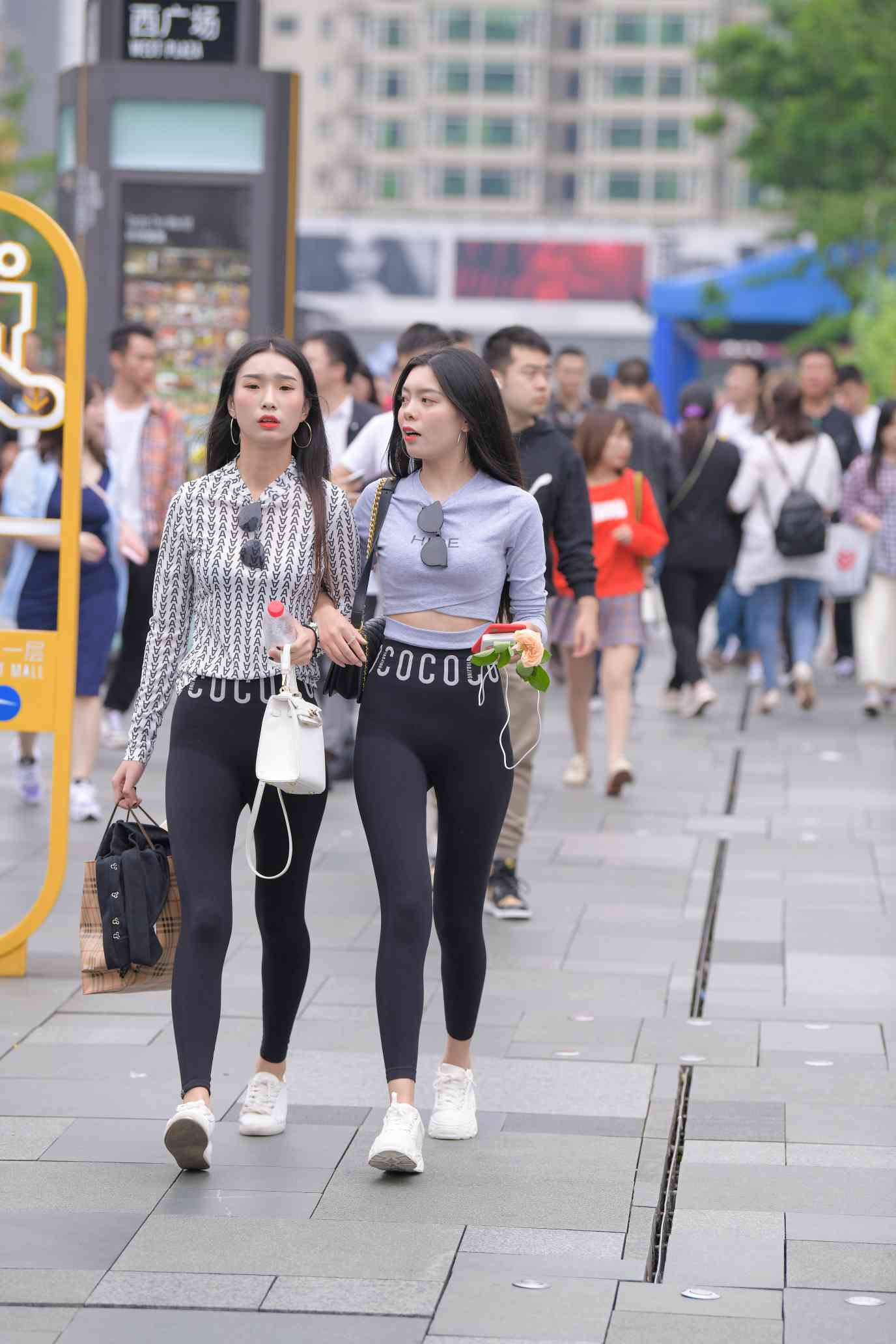 图片[1]-【免费】逛街的两个瑜伽裤姑娘【40P】04030-心动图库