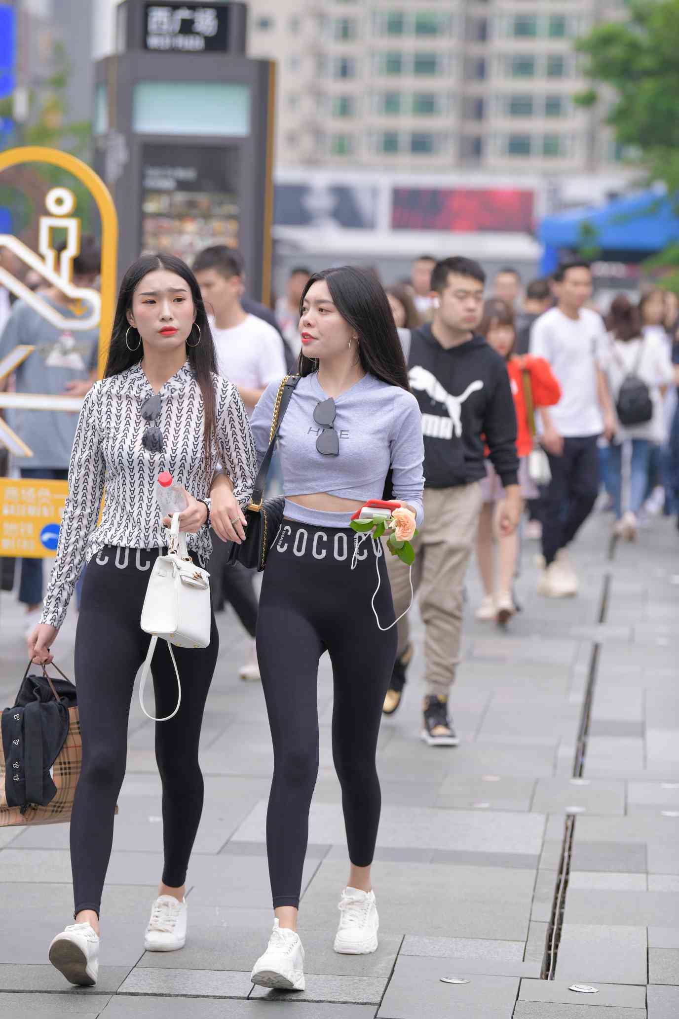 图片[2]-【免费】逛街的两个瑜伽裤姑娘【40P】04030-心动图库