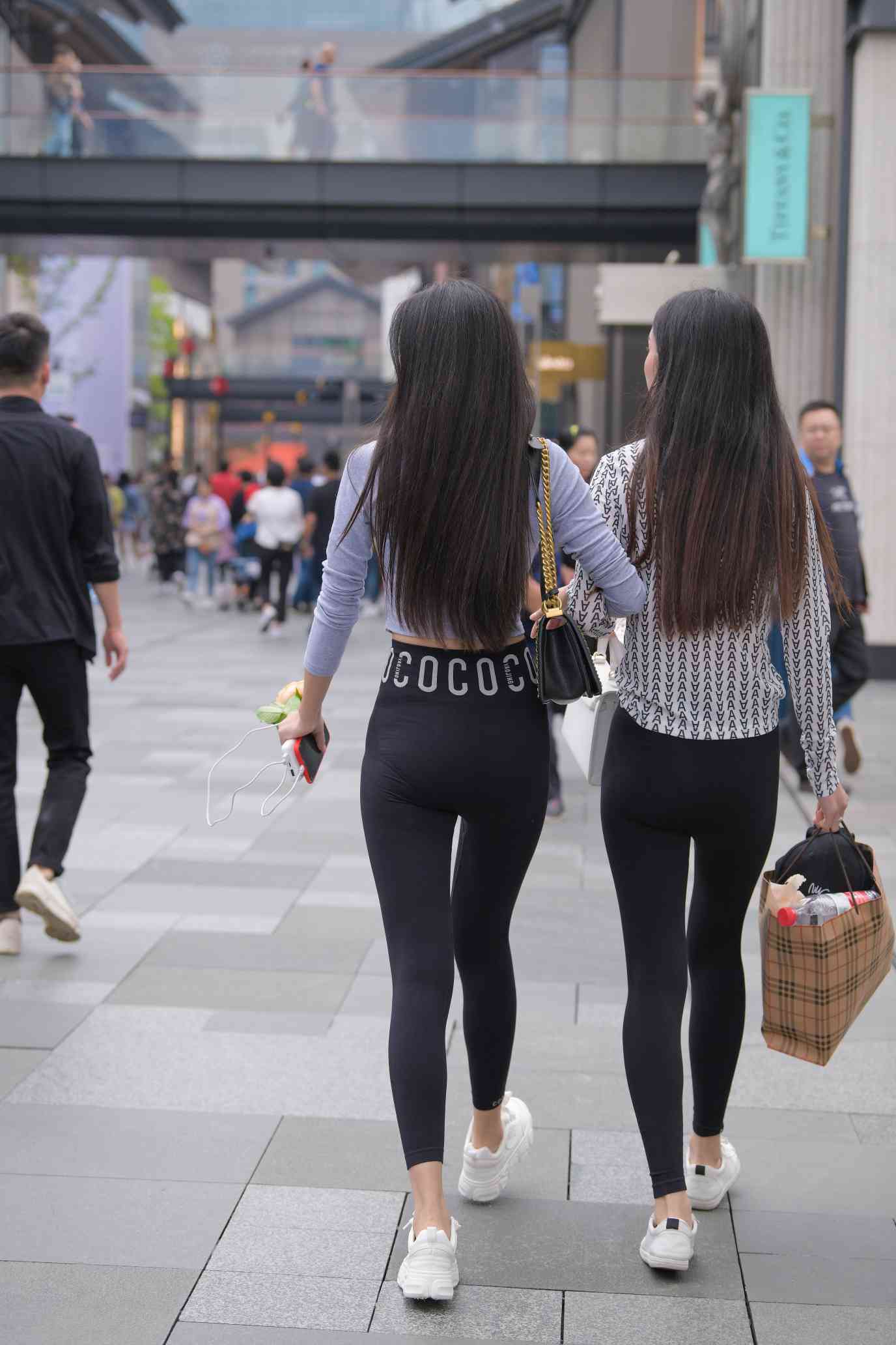 图片[3]-【免费】逛街的两个瑜伽裤姑娘【40P】04030-心动图库