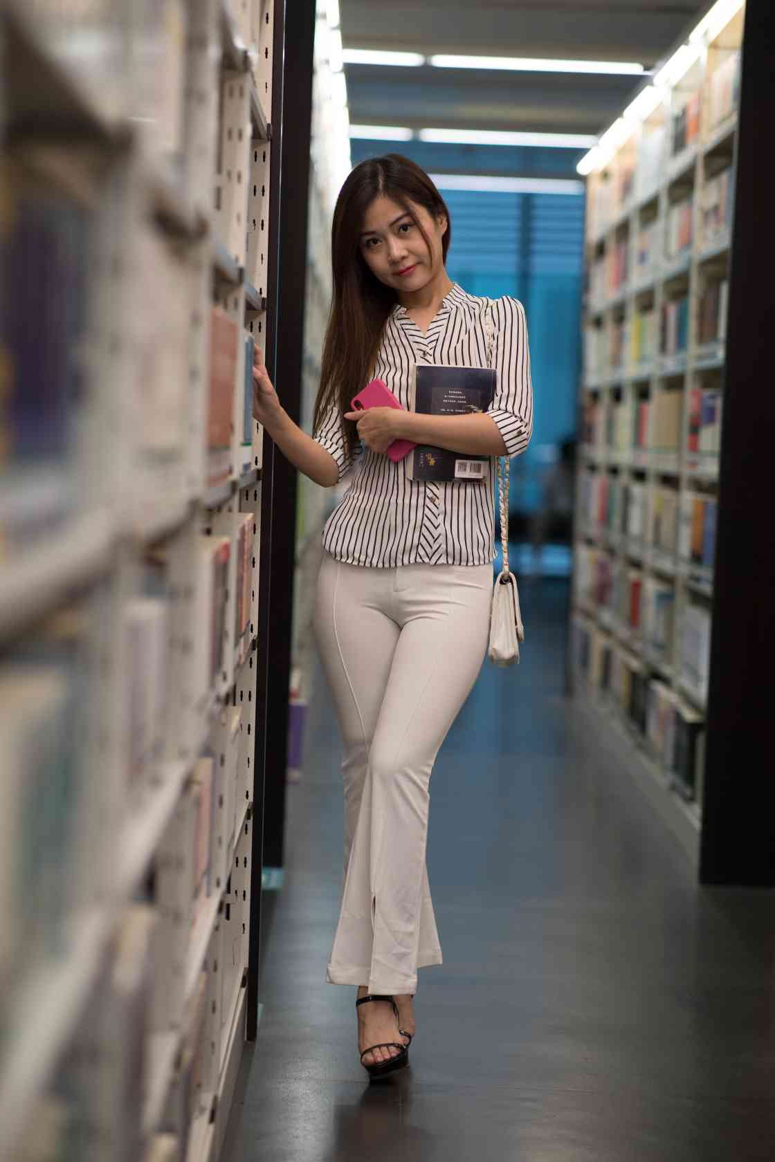 图片[5]-逛书店的白色紧身裤女孩【450P】04040-心动图库