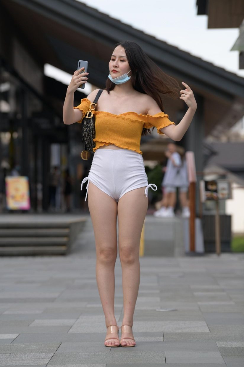 图片[1]-高腰白色短裤的漂亮女孩【767P】00065-心动图库