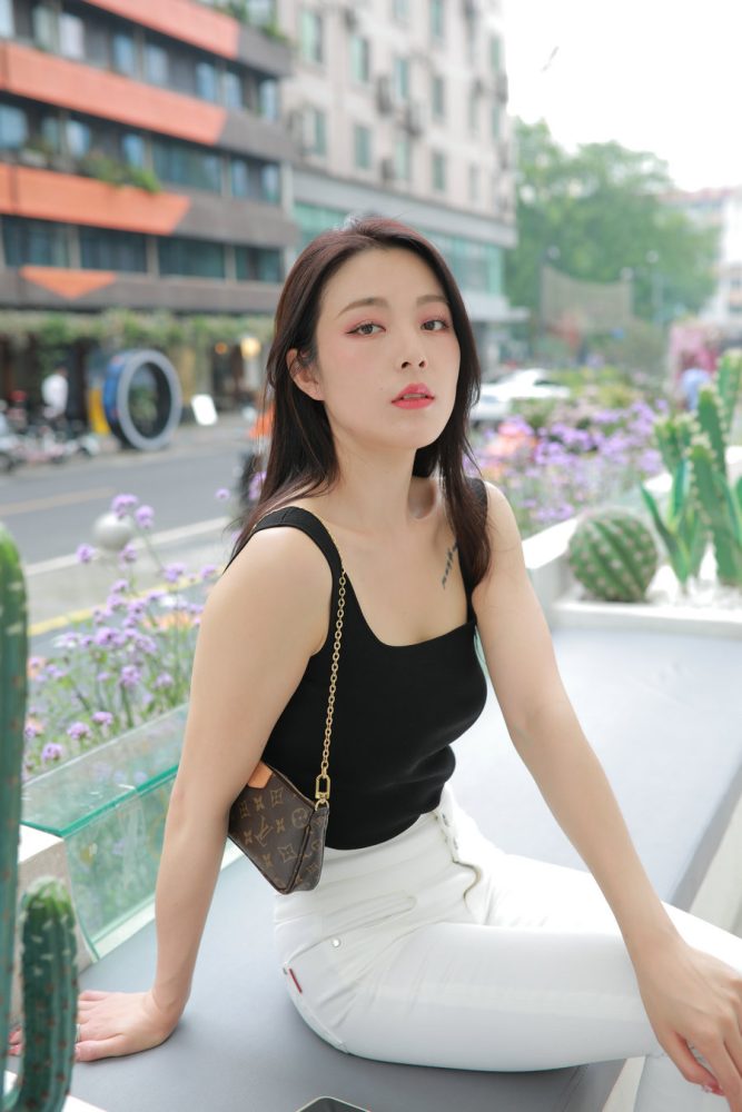 图片[1]-非常漂亮的白色紧身裤女孩J2055 895P2V-24.5GB-心动图库
