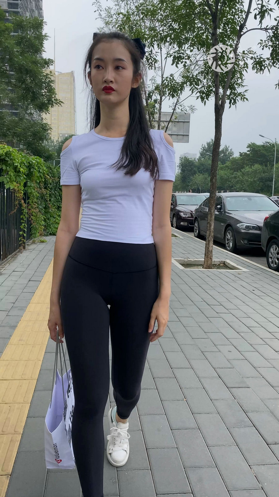 图片[1]-黑色瑜伽裤逛街的女孩J4000 MP4-7.76GB-心动图库