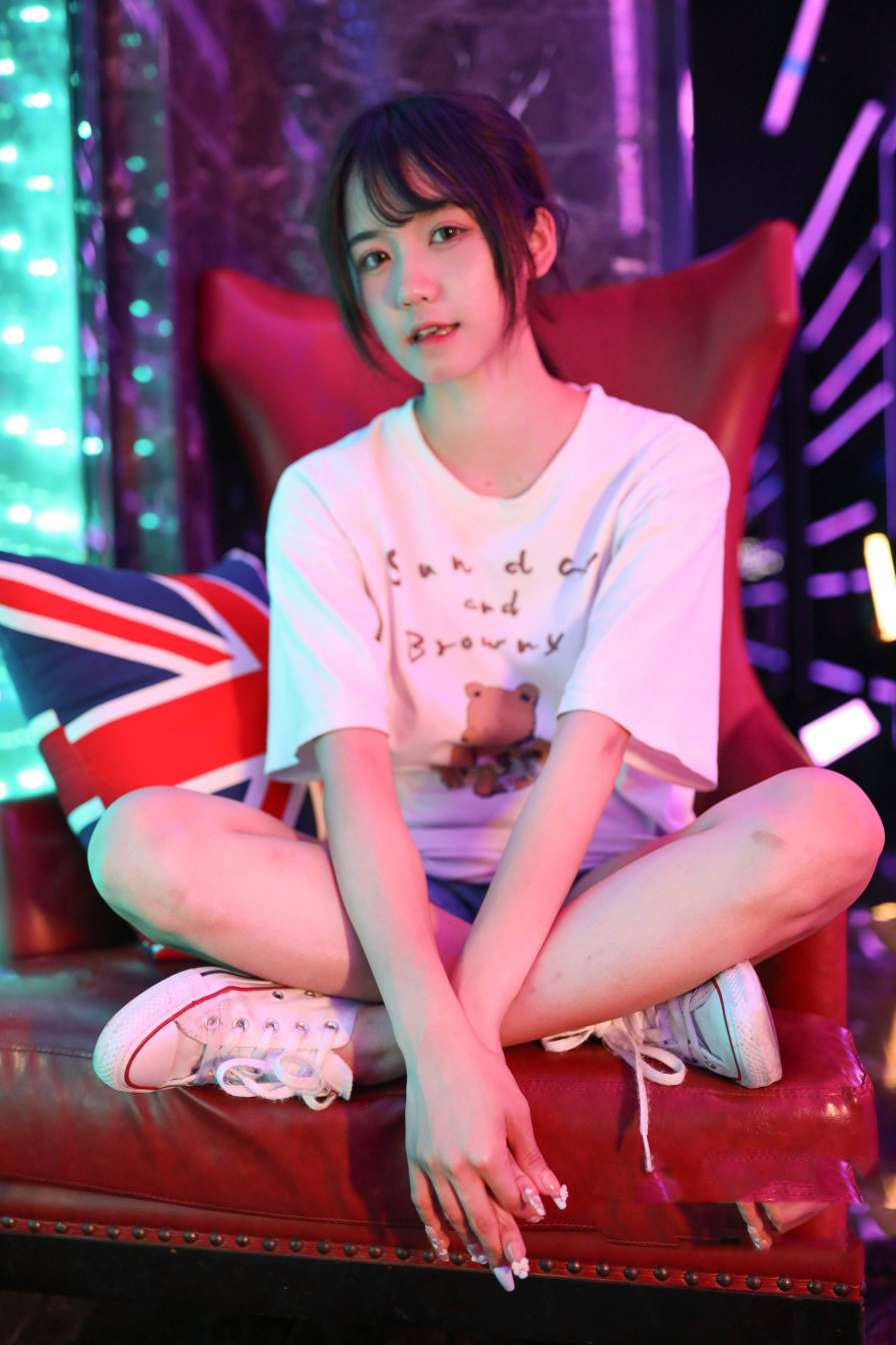图片[2]-KTV里唱歌的长腿帆布鞋女孩【102P】20015-心动图库