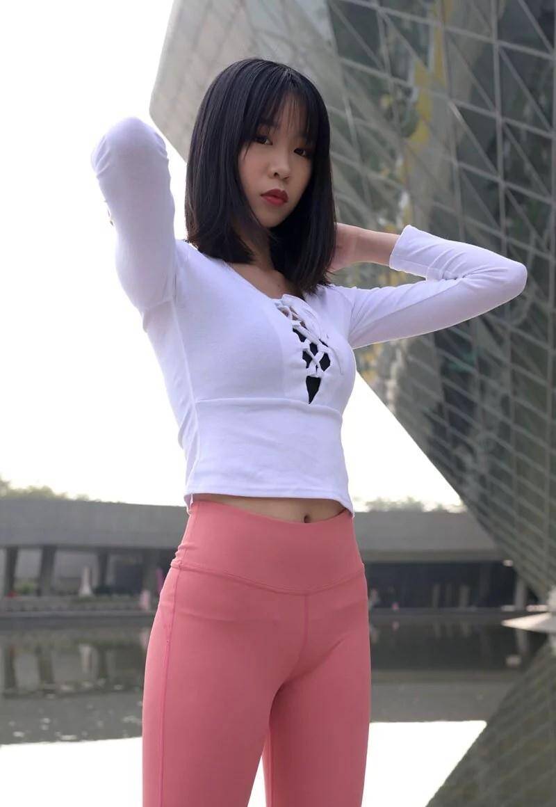 图片[1]-粉色瑜伽裤年轻女孩 J1311 417P17V-14.9GB-心动图库