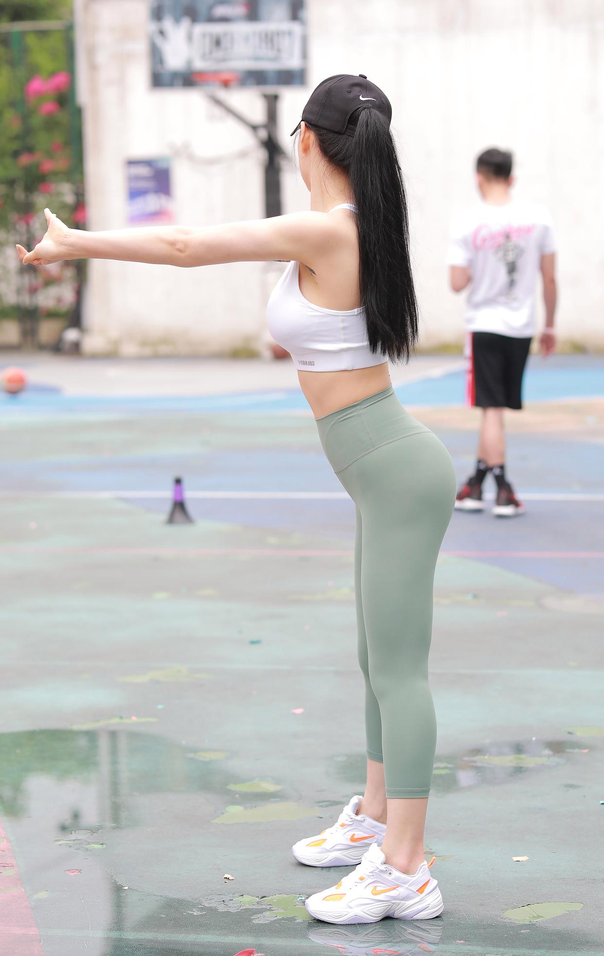 图片[1]-打扮很休闲的瑜伽裤女孩 J1600 415P3V-10.4GB-心动图库