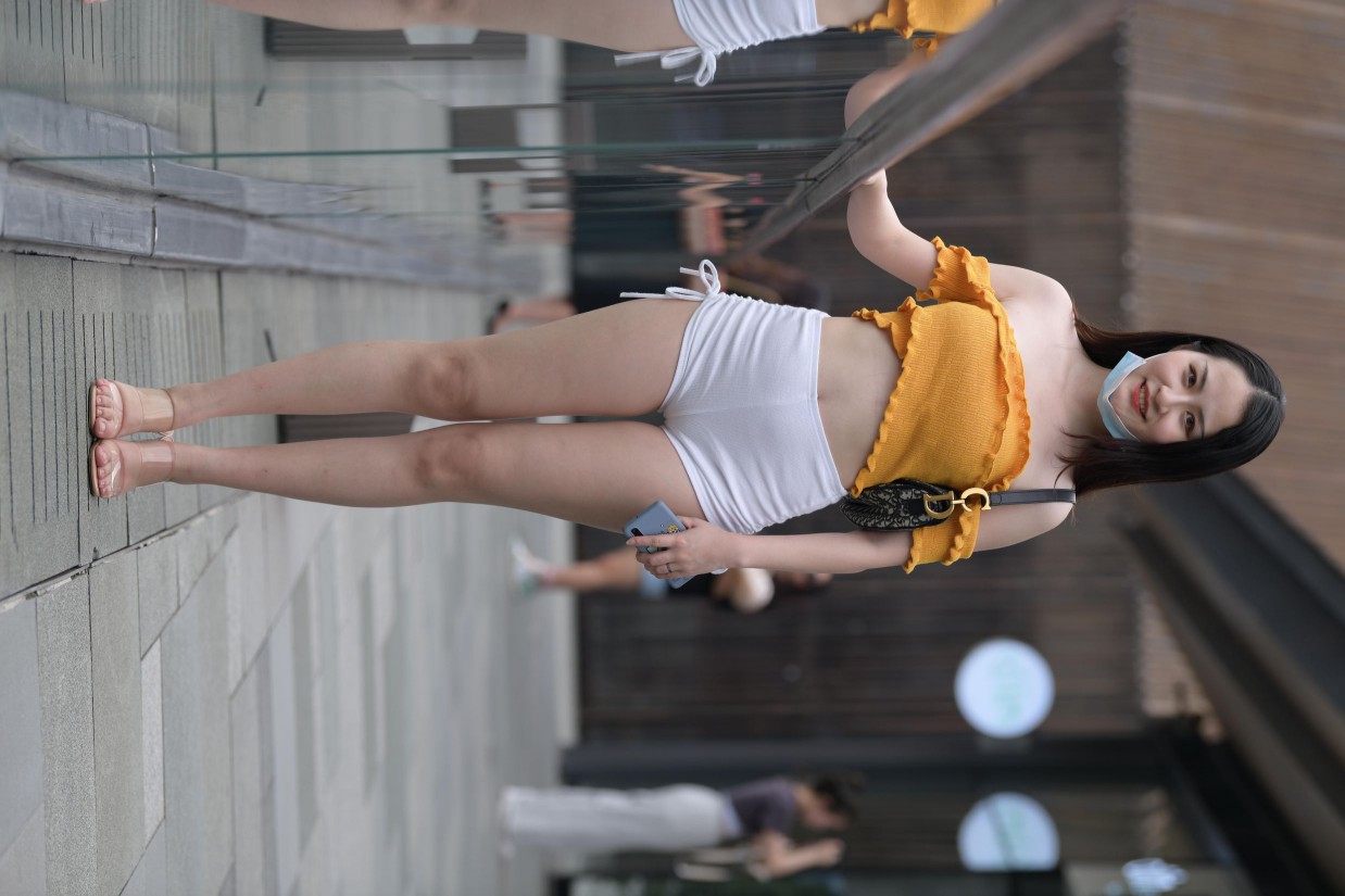 图片[2]-高腰白色短裤的漂亮女孩【767P】00065-心动图库