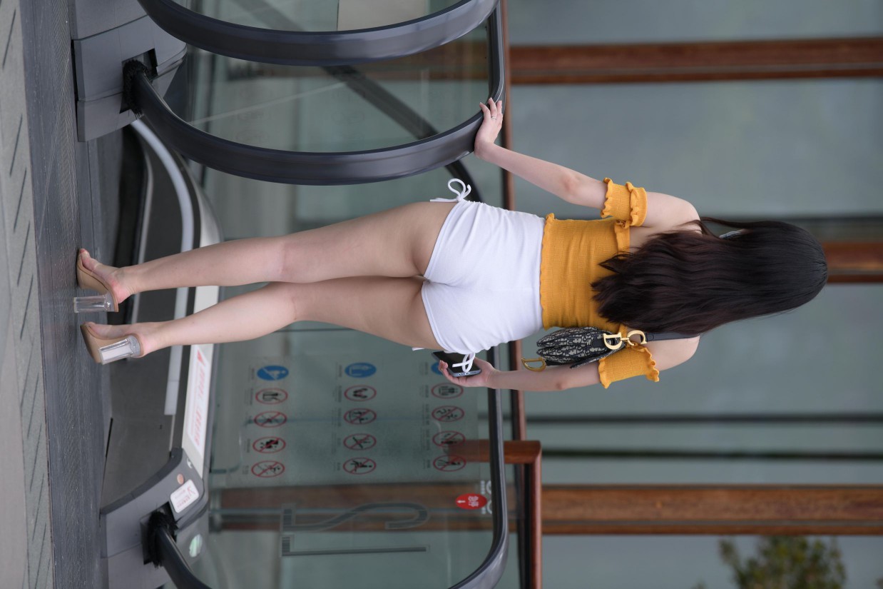 图片[3]-高腰白色短裤的漂亮女孩【767P】00065-心动图库
