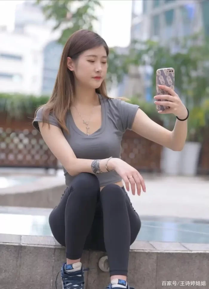 图片[2]-有小虎牙非常甜美的瑜伽裤女孩-心动图库