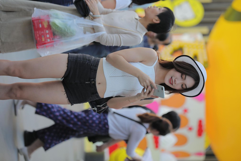 图片[2]-非常时尚阳光的牛仔热裤女孩【808P】00064-心动图库