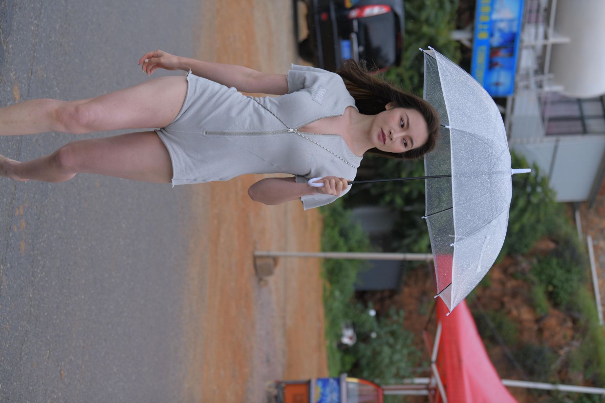 图片[5]-阴雨天在海边骑车的长发女人【156P】00044-心动图库