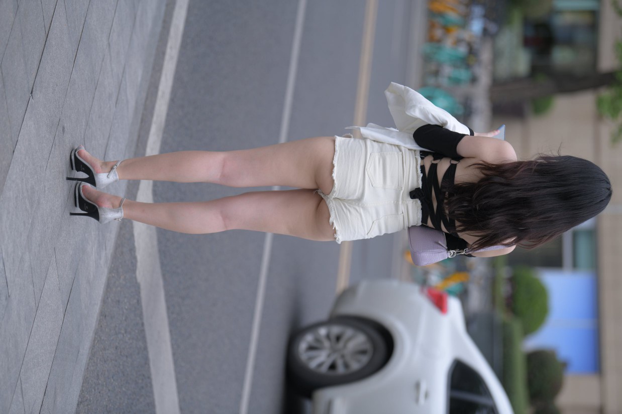 图片[2]-长发飘飘的白色热裤美丽女孩【49P】00029-心动图库