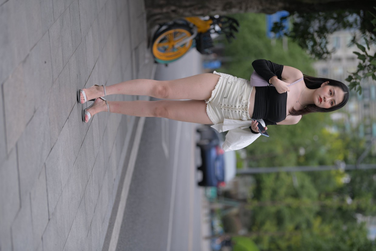 图片[4]-长发飘飘的白色热裤美丽女孩【49P】00029-心动图库