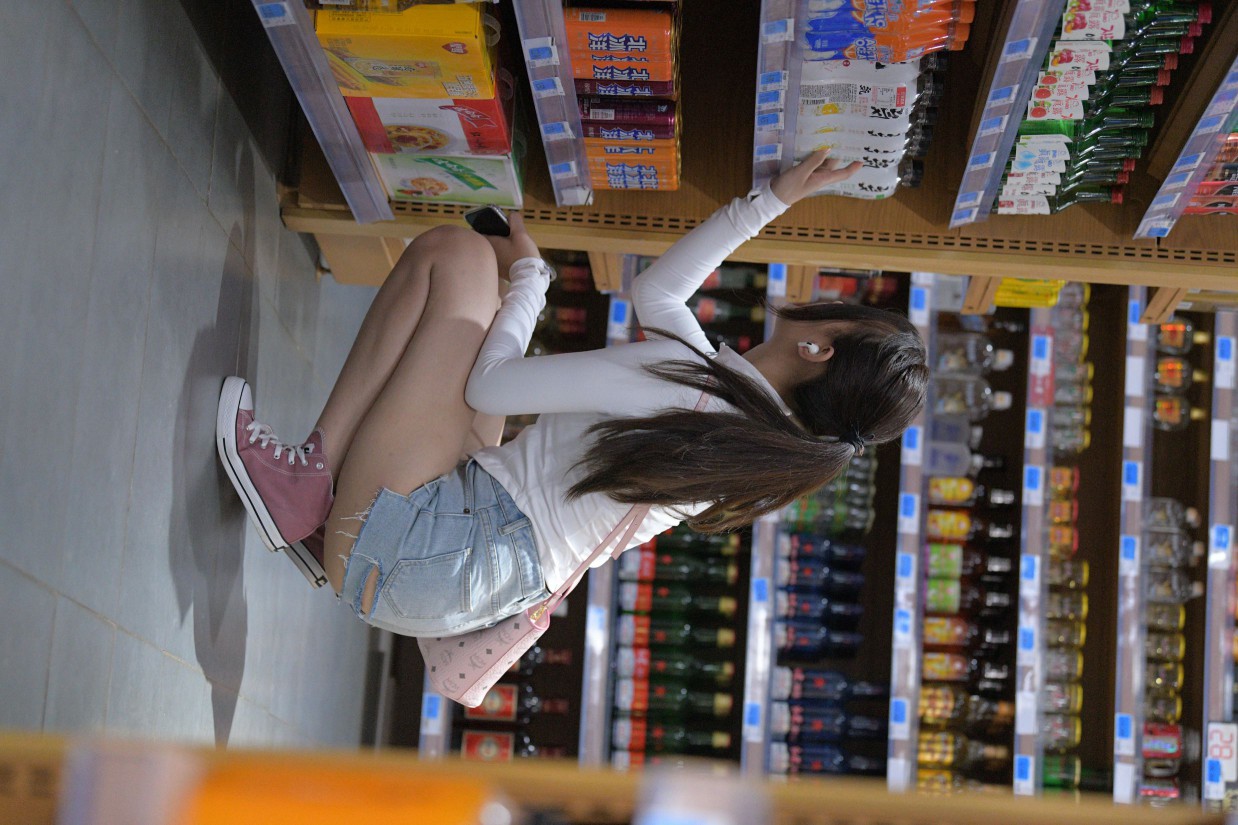 图片[5]-紧身牛仔短裤骑自行车的漂亮女孩【588P】00053-心动图库