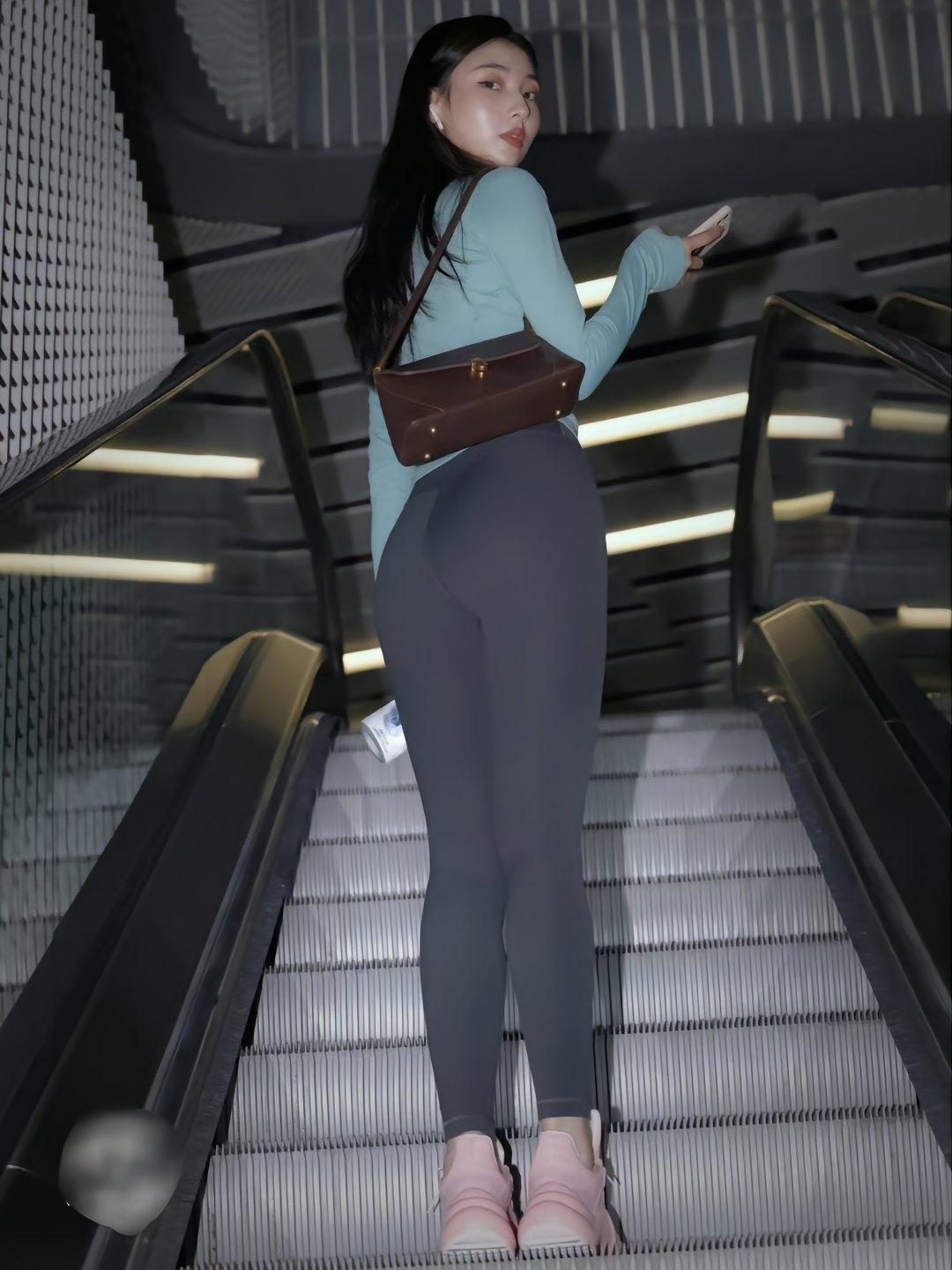 图片[1]-晚上逛商场的瑜伽裤漂亮女孩J2244 225P2V-15.1GB-心动图库