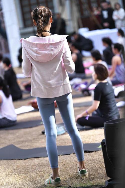 图片[2]-在广场看热闹的瑜伽裤女人-心动图库