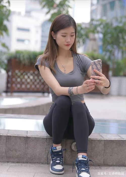 图片[1]-有小虎牙非常甜美的瑜伽裤女孩-心动图库