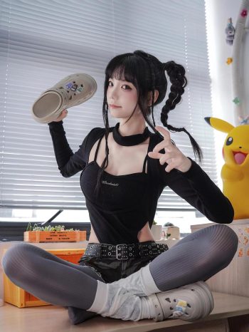 图片[10]-牛仔热裤+灰丝姑娘玩自拍-心动图库