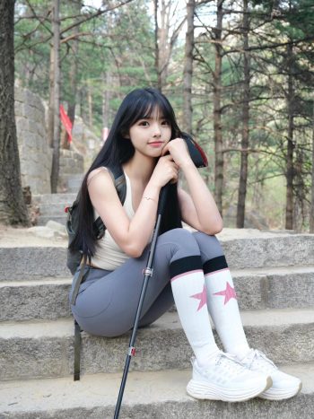 图片[1]-爱爬山的瑜伽裤MM，太甜美了！~-心动图库