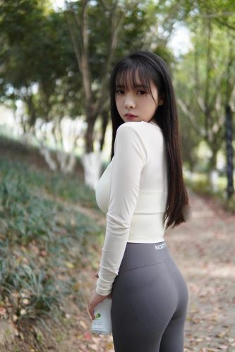 图片[9]-穿瑜伽裤爬山的长发少女-心动图库