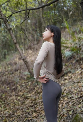 图片[5]-穿瑜伽裤爬山的长发少女-心动图库