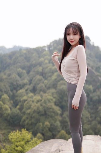 图片[3]-穿瑜伽裤爬山的长发少女-心动图库