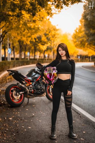 图片[1]-骑摩托车的瑜伽裤美女身材太好了！-心动图库